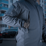 M-Tac Soft Shell -takki polyuretaanikalvolla, suunniteltu suojaamaan huonoa säätä vastaan, sisäinen fleece-vuori, näkyy ulkona.
