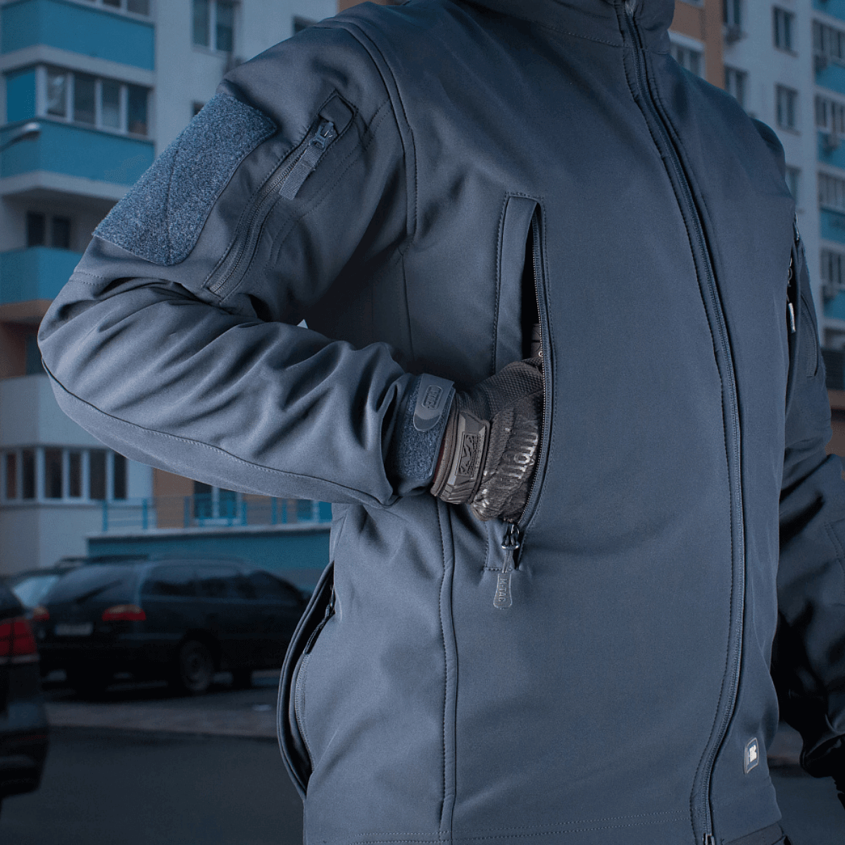 M-Tac Soft Shell -takki polyuretaanikalvolla, suunniteltu suojaamaan huonoa säätä vastaan, sisäinen fleece-vuori, näkyy ulkona.
