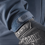 M-Tac Soft Shell -takki säädettävillä hihansuilla ja sisäisellä fleece-vuorella, tuulisuojausta ja mukavuutta.