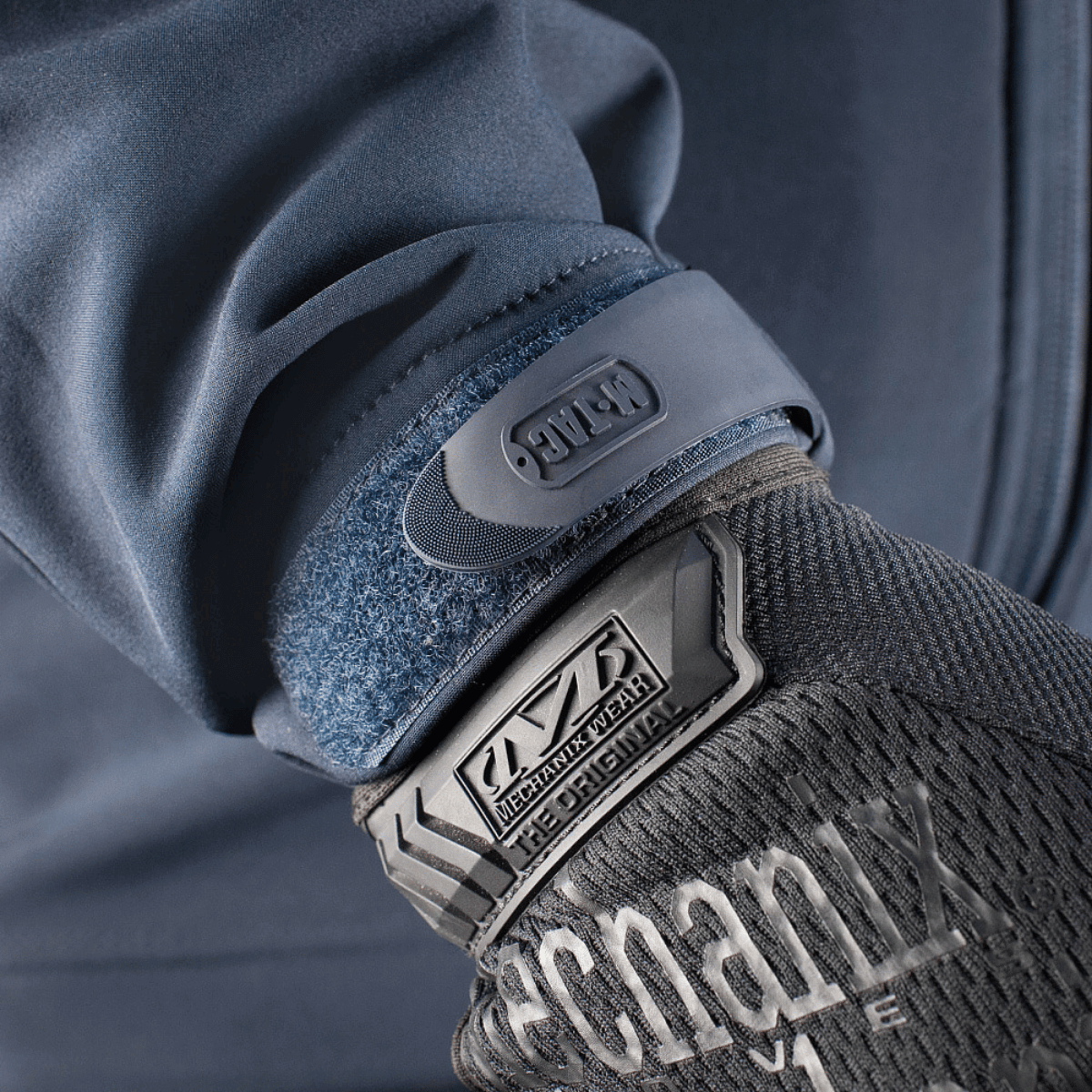 M-Tac Soft Shell -takki säädettävillä hihansuilla ja sisäisellä fleece-vuorella, tuulisuojausta ja mukavuutta.