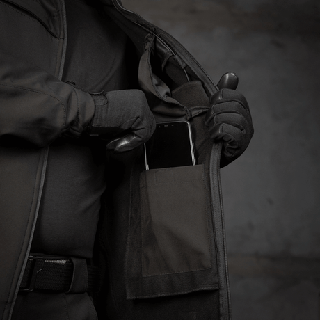 M-Tac Soft Shell Police Jakke piilotetulla taskulla puhelimen säilytykseen, suojaa tuulelta ja sään vaikutuksilta.