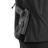 M-Tac Soft Shell Police Jakke suljetulla asepussilla, esittelee takin ominaisuuksia ja monipuolisuutta eri tilanteissa.