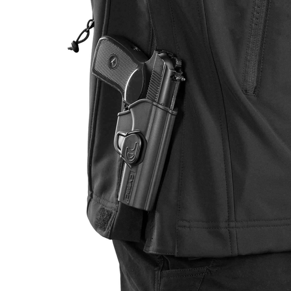 M-Tac Soft Shell Police Jakke suljetulla asepussilla, esittelee takin ominaisuuksia ja monipuolisuutta eri tilanteissa.