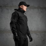 M-Tac Soft Shell Police Jakke mustana, suunniteltu tuulta vastaan polyuretaanikalvolla ja fleecellä, dynaaminen leikkaus ja säädettävät tunnistepaneelit.