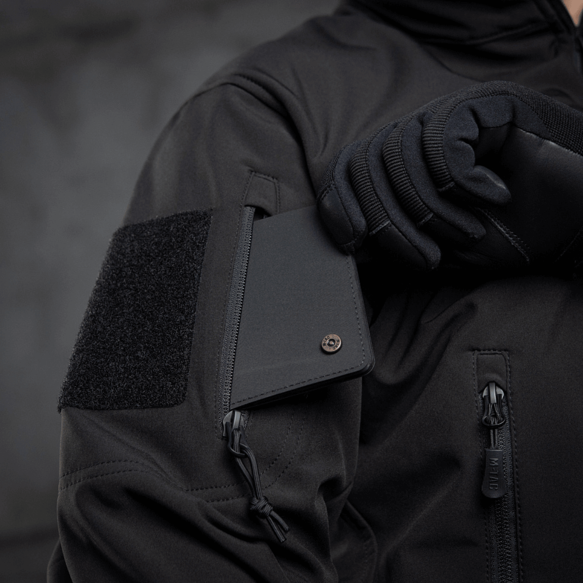 M-Tac Soft Shell Police Jakke säädettävällä hihapaneelilla, täydellinen suoja tuulelta ja sään vaihteluilta, sisäinen fleece‑kerros.