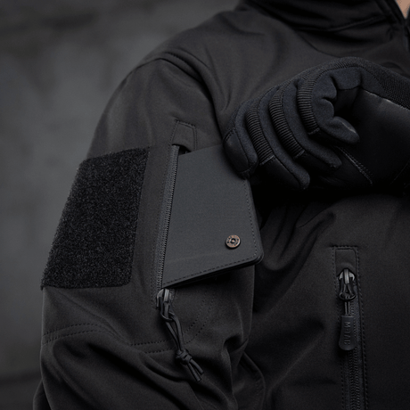 M-Tac Soft Shell Police Jakke säädettävällä hihapaneelilla, täydellinen suoja tuulelta ja sään vaihteluilta, sisäinen fleece‑kerros.