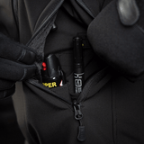 Yksityiskohta taskusta M-Tac Soft Shell Police Jakkeessa, näyttää pienen tavaran säilytystilan. Suojaa tuulelta ja siltä säältä.