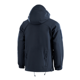 M-Tac Soft Shell Police Jakke takaa kuvattuna, säädettävällä hupulla ja vetoketjutaskuilla, suunniteltu monipuoliseen liikkumiseen ja suojaan säältä.