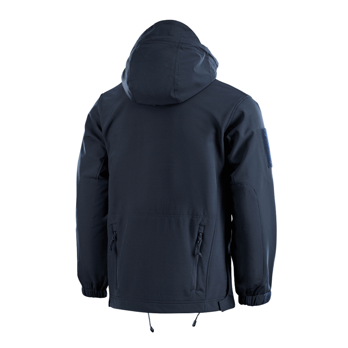 M-Tac Soft Shell Police Jakke takaa kuvattuna, säädettävällä hupulla ja vetoketjutaskuilla, suunniteltu monipuoliseen liikkumiseen ja suojaan säältä.