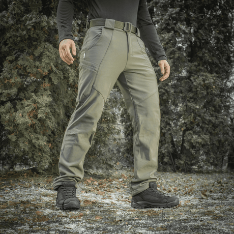 M-Tac Soft Shell Vinter -housut sopivat kylmiin ja kosteisiin olosuhteisiin, fleece-vuori ja vahvistettu takakappale, suunniteltu ulkomukavuuteen.