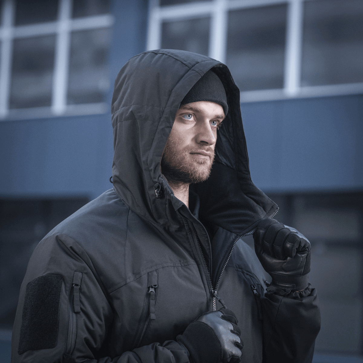 Mies M-Tac Alpha Gen.III Pro -talvitakissa, sopiva -20°C olosuhteisiin, vedenhylkivä ulkopinta ja G-Loft-eristys, ulkona kaupunkiympäristössä.