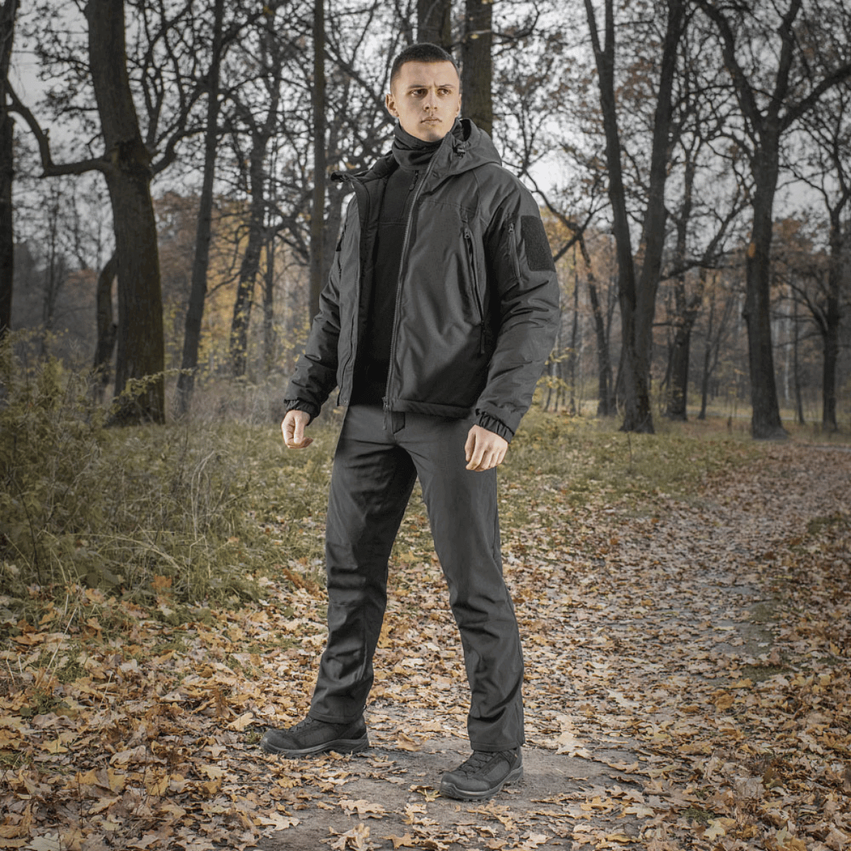 M-Tac Soft Shell Vent -housut miehille luonnossa, täydelliset vaihtuviin sääolosuhteisiin, yhdistävät mukavuuden ja suojan.