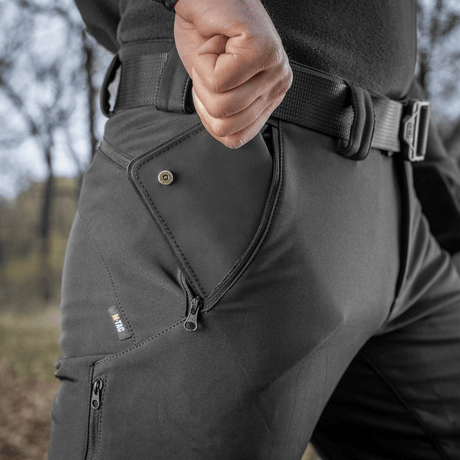 M-Tac Soft Shell Vent -housut näyttävät taskun ja suojatun muotoilun yksityiskohtia, ihanteelliset vaihteleviin sääoloihin tuulen- ja kosteudensuojalla.