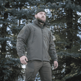 M-Tac Soft Shell Jakke med Liner miehille metsämaisemassa.