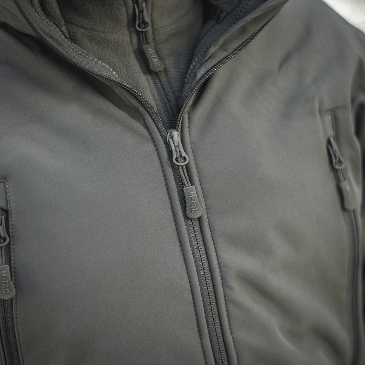 M-Tac Soft Shell Jakke med Liner irrotettavalla vuorella ja vetoketjulla, sopii huonoon säähän ja on kevyt.