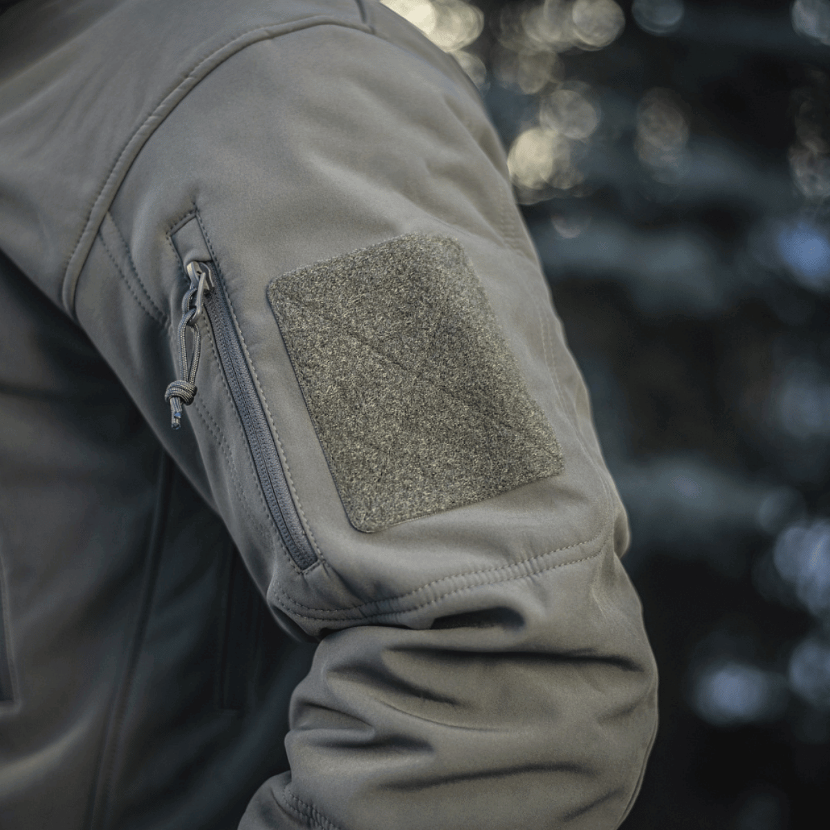 M-Tac Soft Shell Jakke med Liner, irrotettava vuori ja taskudetalji esitetty luonnonympäristössä.
