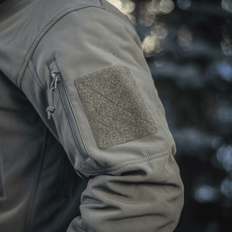 M-Tac Soft Shell Jakke med Liner, irrotettava vuori ja taskudetalji esitetty luonnonympäristössä.