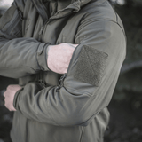 M-Tac Soft Shell Jakke med Liner irrotettavalla fleecenvuorella ja polyuretaanikalvolla sääsuojaukseen, lähikuvassa hihadetalji.