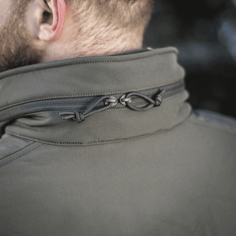 Lähikuva M-Tac Soft Shell Jakke med Liner -takin vetoketjudetaljista kauluksessa.