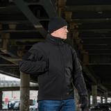 M-Tac Soft Shell Jakke med Liner miehellä urbaanissa ympäristössä.