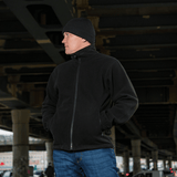Mies pukeutuneena M-Tac Soft Shell Jakke med Liner sillan alla.