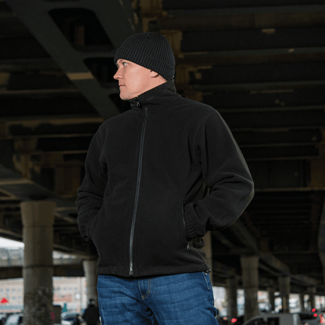 Mies pukeutuneena M-Tac Soft Shell Jakke med Liner sillan alla.