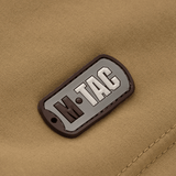 M-Tac Soft Shell Jakke med Liner -logo vaaleanruskealla kankaalla.