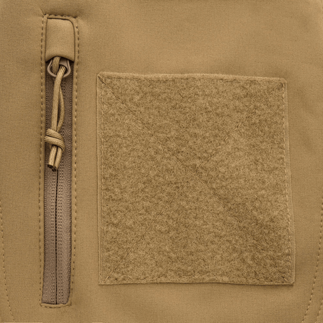Yksityiskohta M-Tac Soft Shell Jakke med Lineristä: vetoketjutasku ja fleecevuori.
