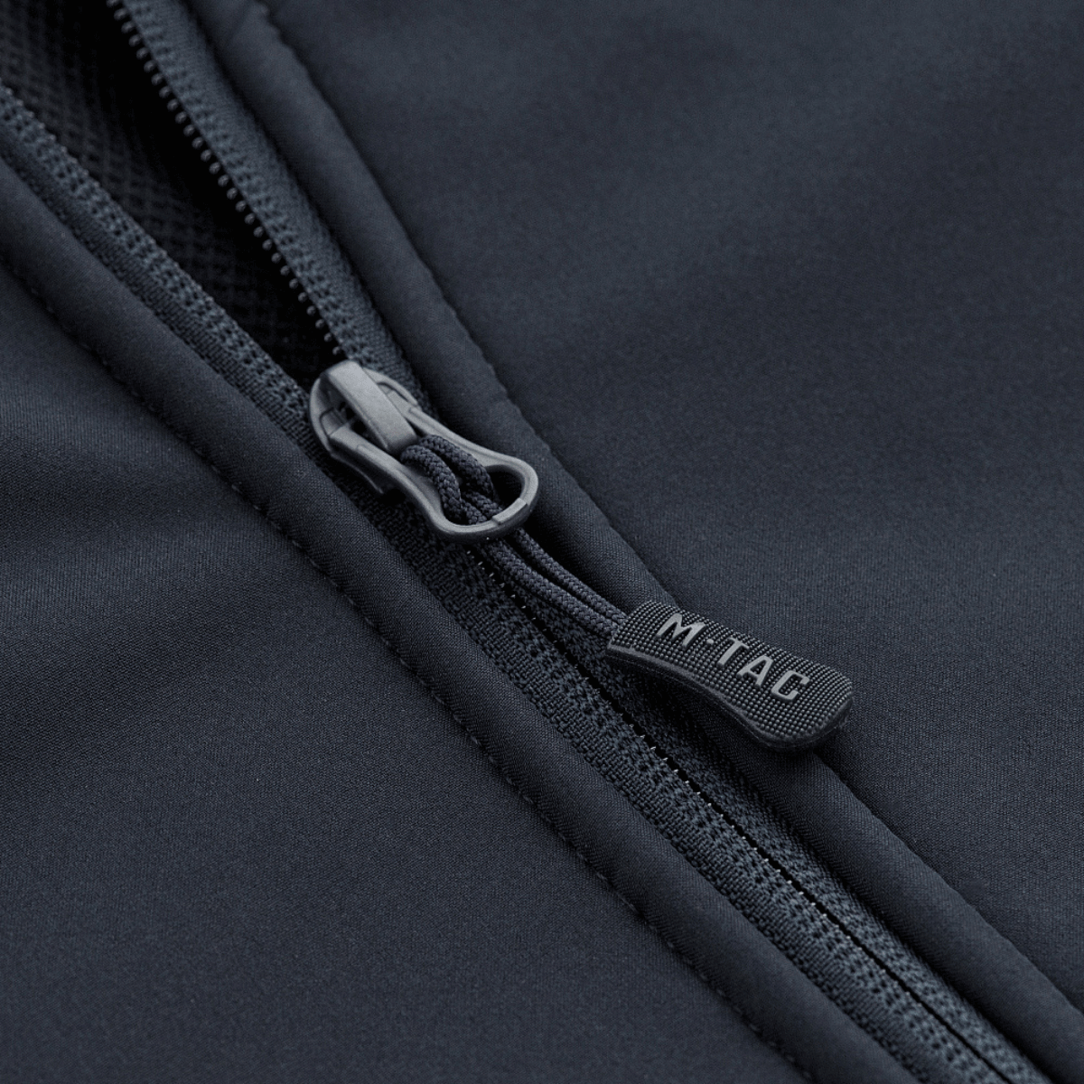 Lähikuva vetoketjusta M-Tac Soft Shell Jakke med Linerissä, näyttää laadukkaan materiaalin ja käsityön.