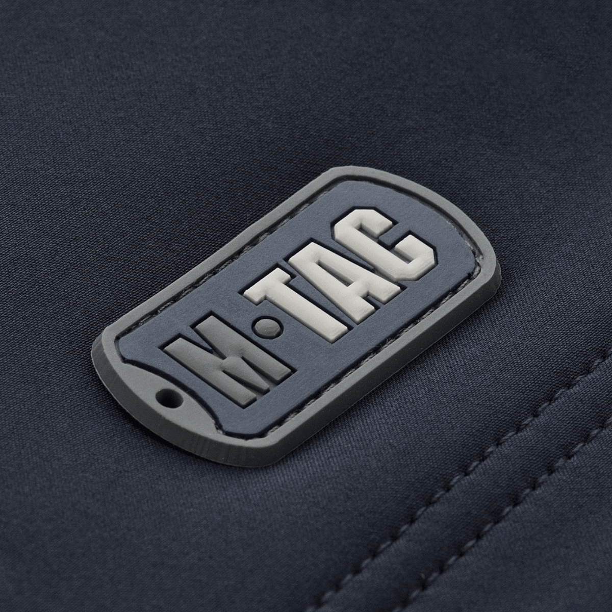 M-Tac Soft Shell Jakke med Liner -logo tummansinisellä kankaalla.