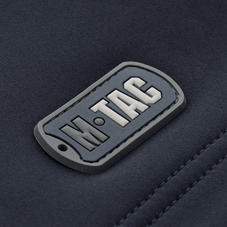 M-Tac Soft Shell Jakke med Liner -logo tummansinisellä kankaalla.