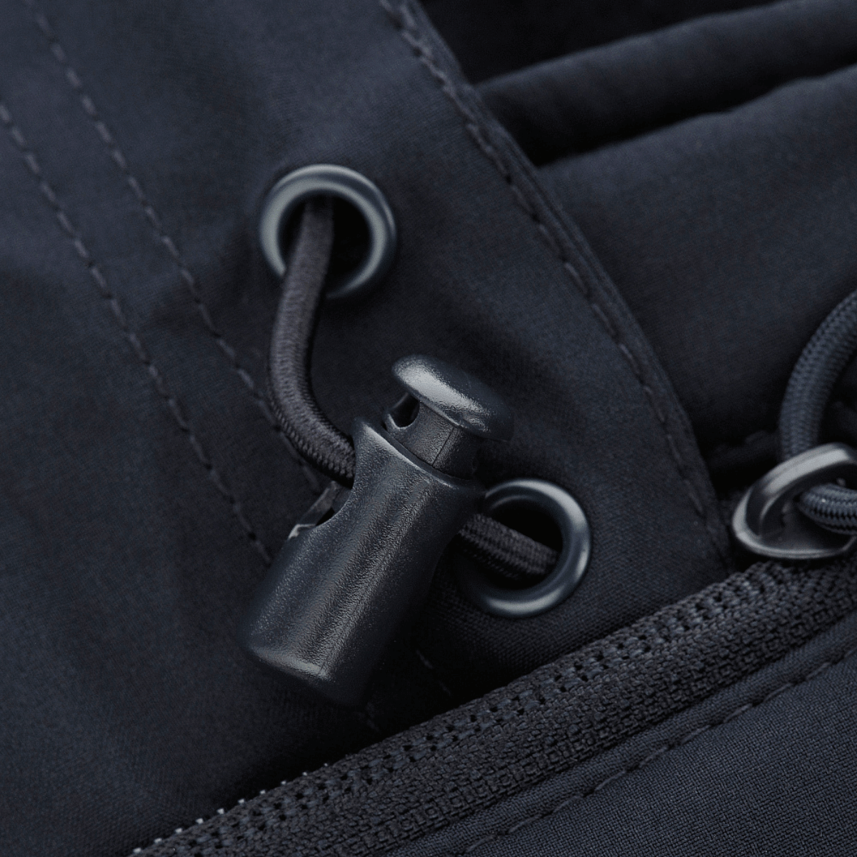 Sulkemisdetaalit M-Tac Soft Shell Jakke med Linerissä, korostavat kevyttä muotoilua ja sääsuojaa.