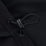 Yksityiskohta M-Tac Soft Shell Jakke med Lineristä, näyttää säädettävän nyörin ja mustan fleecevuoren sisällä.