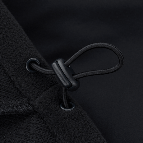 Yksityiskohta M-Tac Soft Shell Jakke med Lineristä, näyttää säädettävän nyörin ja mustan fleecevuoren sisällä.