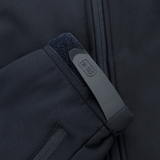 M-Tac Soft Shell Jakke med Liner — yksityiskohta vetoketjusta ja Velcro-lukosta mustassa designissa.