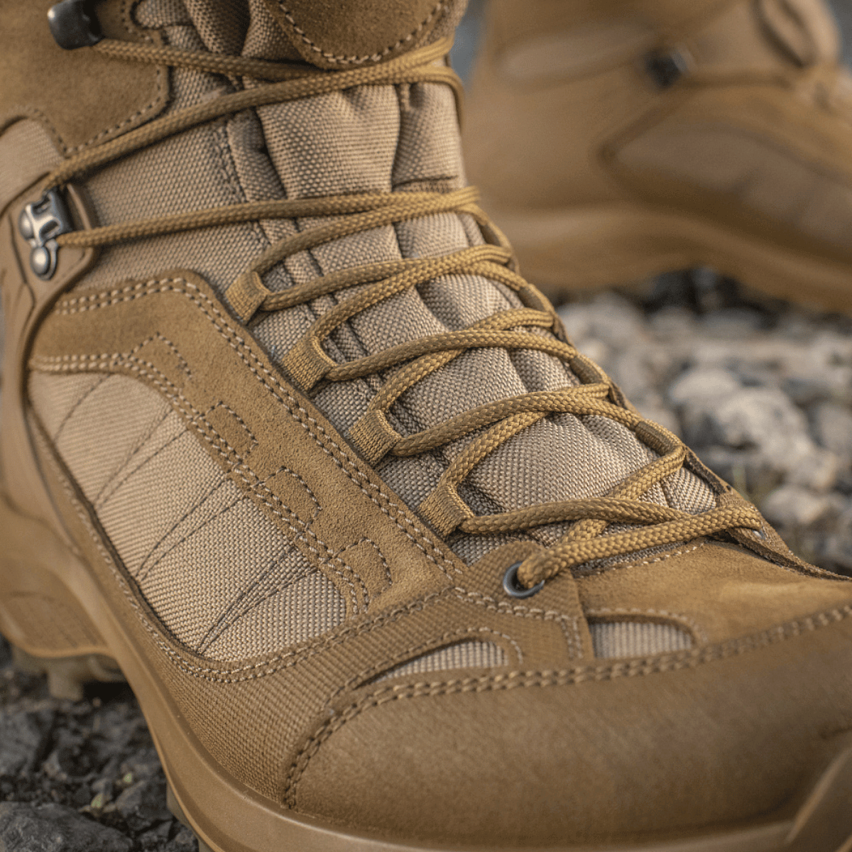 M-Tac Taktiske Sæsonstøvler nupukista ja Cordura®-materiaalista, ihanteelliset maastoon ja ulkokäyttöön, näyttää tukevan nauhoituksen ja yksityiskohtia.