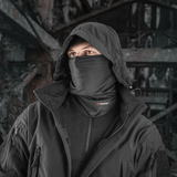Mies käyttää M-Tac Polartec Vent Tube Scarfia suojaamaan tuulelta ja kylmältä, täydellinen ulkoiluun talvikelissä