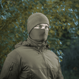 Mies käyttää M-Tac Polartec Vent Tube Scarfia kasvomaskina, ympärillä syksyn lehtiä