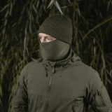 Henkilö pukeutuneena M-Tac Polartec Vent Tube Scarf vihreänä, toimii kasvomaskina ja suojaa tuulelta ja kylmältä
