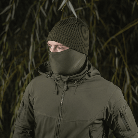 Henkilö pukeutuneena M-Tac Polartec Vent Tube Scarf vihreänä, toimii kasvomaskina ja suojaa tuulelta ja kylmältä