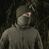 Henkilö käyttää M-Tac Polartec Vent Tube Scarfia kasvomaskina ja pipona luonnossa