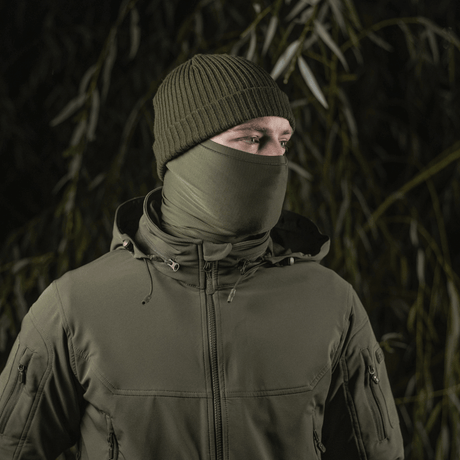 Henkilö käyttää M-Tac Polartec Vent Tube Scarfia kasvomaskina ja pipona luonnossa