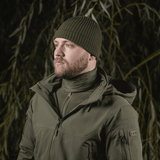 Mies pukeutuneena M-Tac Polartec Vent Tube Scarf metsäympäristössä