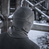M-Tac anatominen Tube Scarf narulla Polartec harmaassa fleecessä, nähtynä henkilöllä talviympäristössä tarjoten lämpöä ja mukavuutta