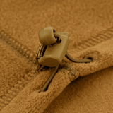 Yksityiskohta M-Tac Anatominen Tube Scarf Polartec-nyörillä, beige fleece, näyttää säätömekanismin istuvuuden ja mukavuuden parantamiseksi.