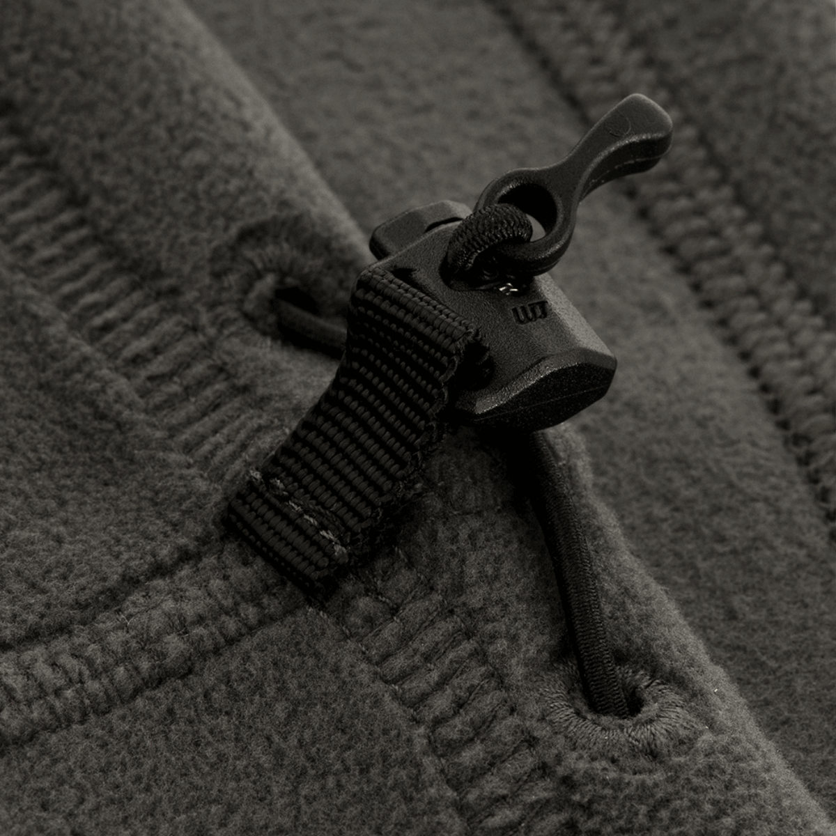 Lähikuva M-Tac Anatominen Tube Scarf Polartec-nyörillä, näyttää fleece-kankaan ja nyörin sulkemisen yksityiskohdat.