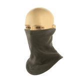 M-Tac Anatominen Tube Scarf Polartec-nyörillä, kestävä Polartec®-fleece, esillä mallinukella, suoja tuulelta ja säältä.