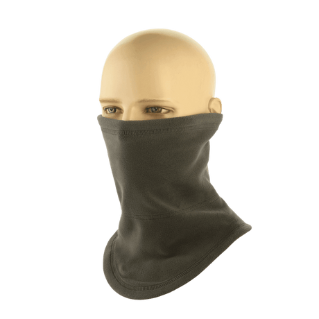 M-Tac Anatominen Tube Scarf Polartec-nyörillä, kestävä Polartec®-fleece, esillä mallinukella, suoja tuulelta ja säältä.