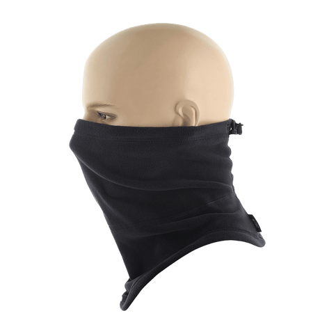 M-Tac Anatominen Tube Scarf Polartec-nyörillä, musta, kauluri mallinuken päällä, suoja tuulelta ja pölyltä, valmistettu Polartec®-materiaalista.