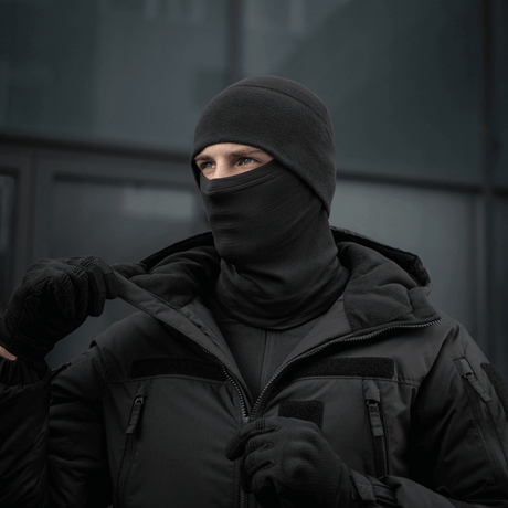 Mies käyttää M-Tac Tube Scarf Polartec Power Grid -kauluria suojana kylmää säätä vastaan.